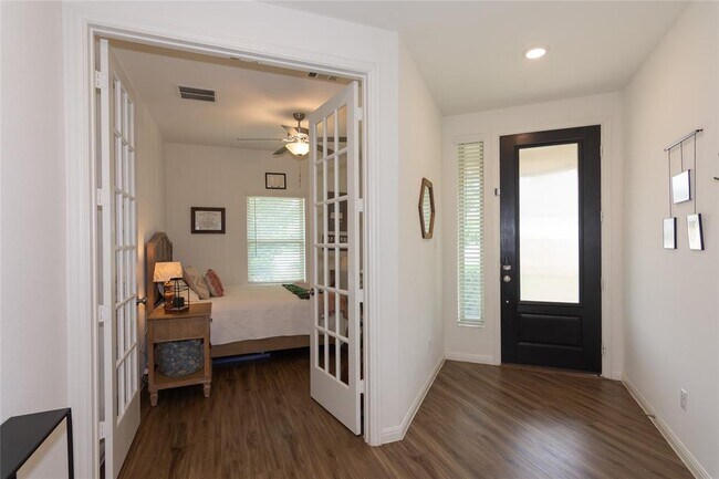 Building Photo - 501 Sixpence Ln