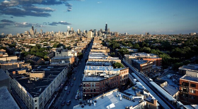 Foto del edificio - 1877 N Milwaukee Ave