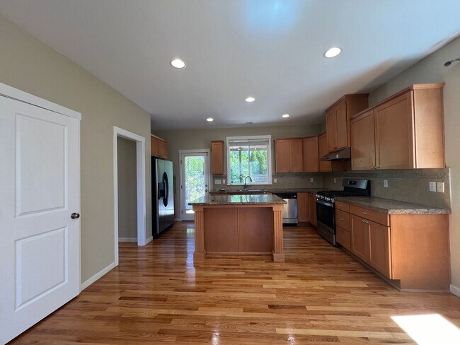 Foto del edificio - Spacious 4 Bedroom Home with Zen Backyard and 3-Car Garage
