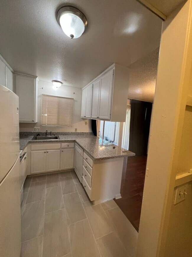 Foto del edificio - Updated 3/1.5 Condo with lots of parking