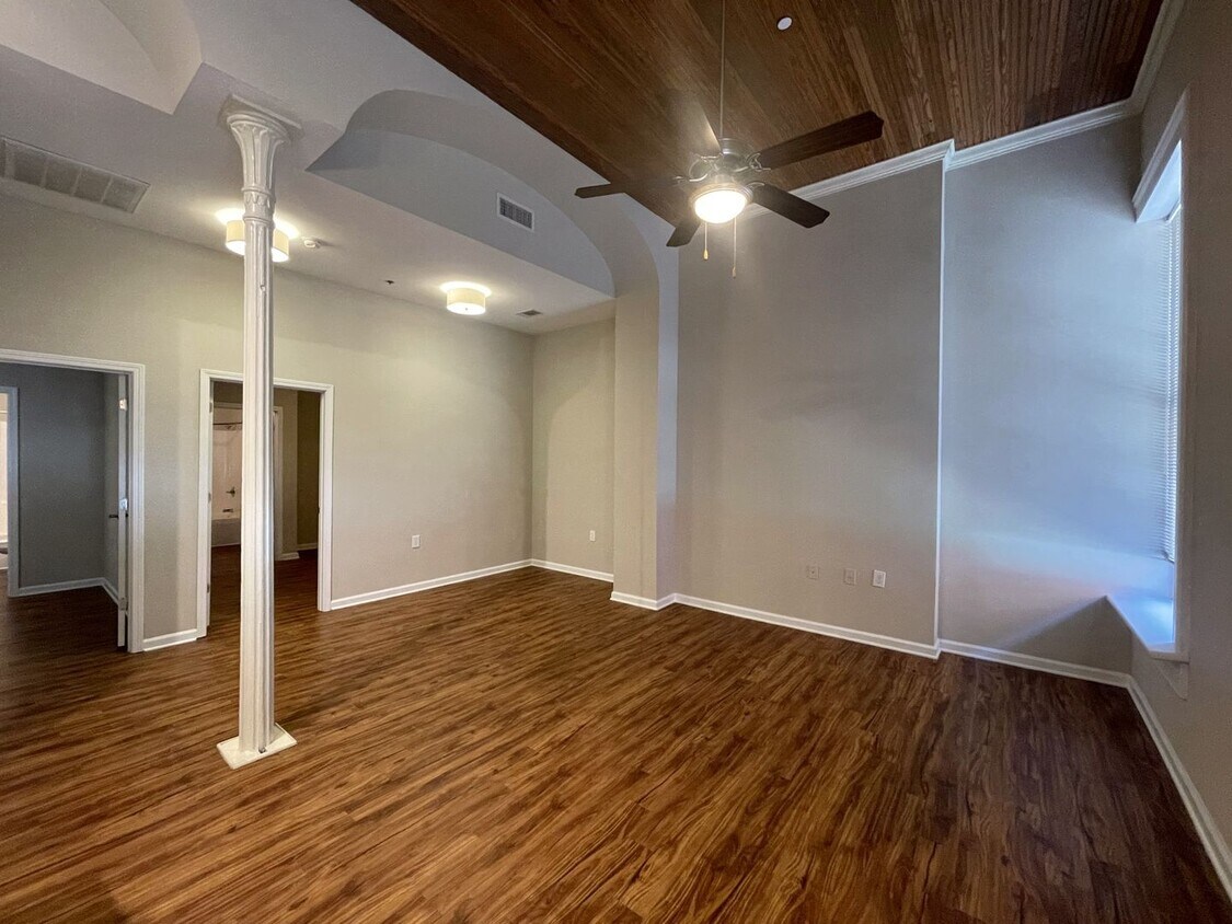 Primary Photo - Stunning Two Bedroom Apartment in the Hear...