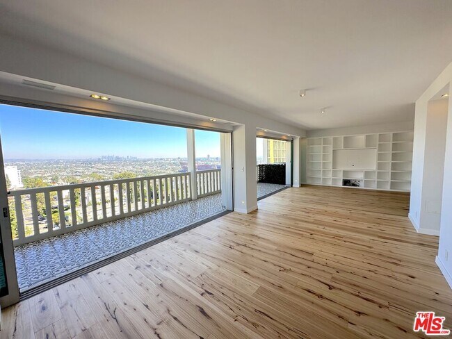 Building Photo - 999 N Doheny Dr