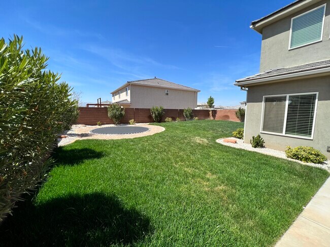 Building Photo - 3354 E Holly Dr