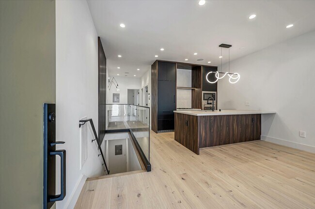 Building Photo - 120 Varennes St