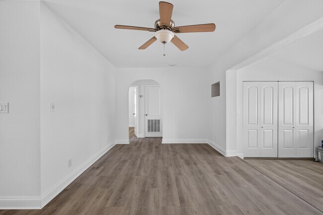 Building Photo - 423 SW 11th Ct