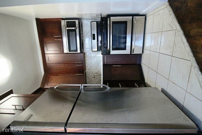 Building Photo - 587 Madison St