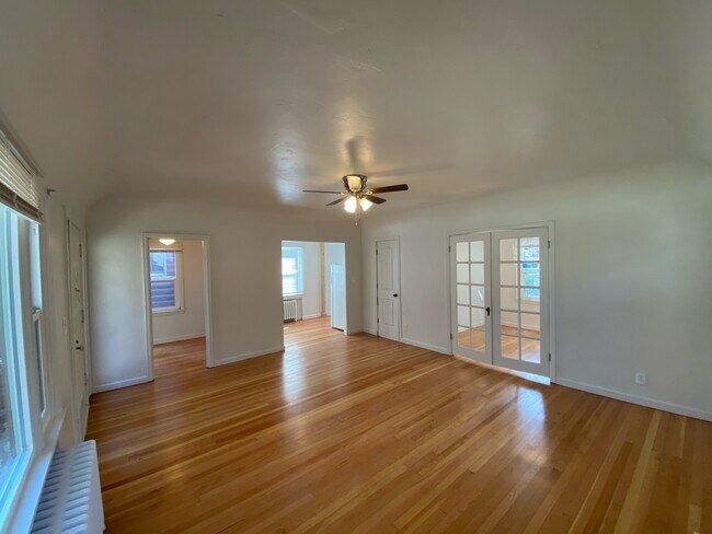 Foto del edificio - 2445 Custer Ave