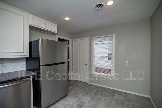Building Photo - 1209 W Boyce Ave