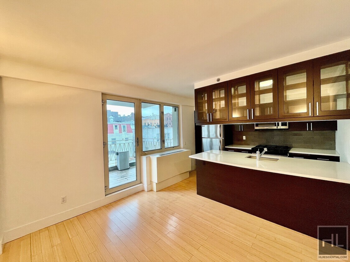 Primary Photo - Gorgeous 2 bed, 2 bath duplex with 3 priva...