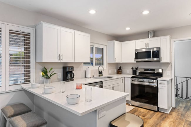 Building Photo - 321 W Kalmia St