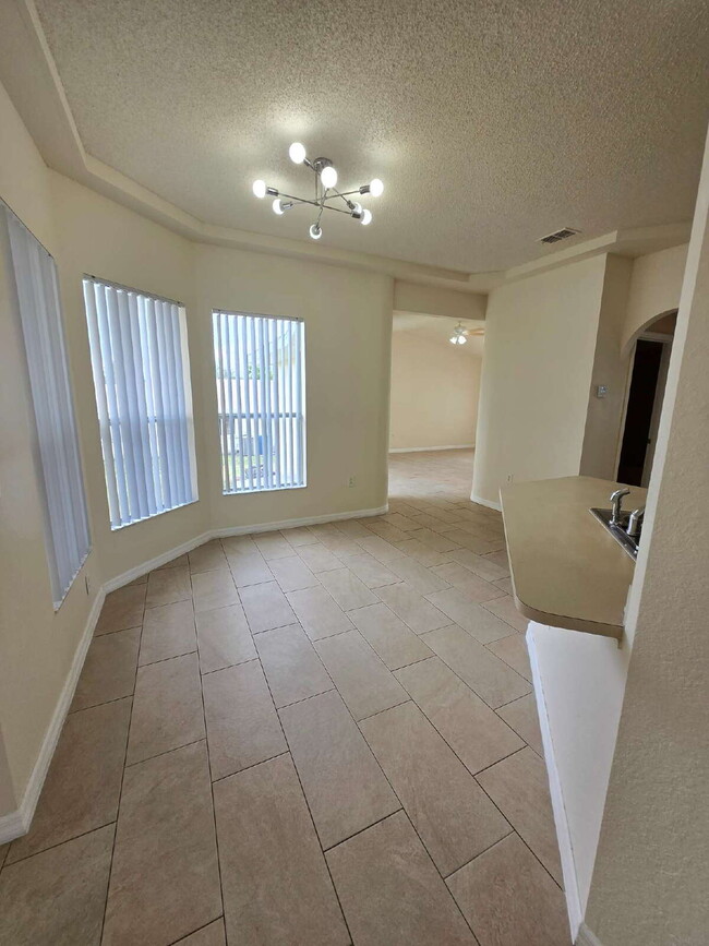 Building Photo - "Charming 3-Bed, 2-Bath Haven in Spring Hill – Your Perfect Florida Retreat!"