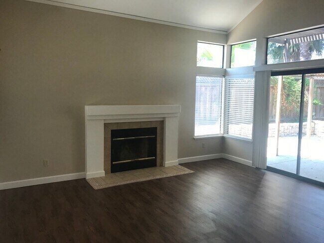 Foto del edificio - 4 bed & 3 full bathrooms in Tracy!