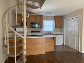 Building Photo - 528 Genelda Ave