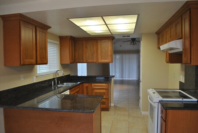 Building Photo - 4073 N Country Dr