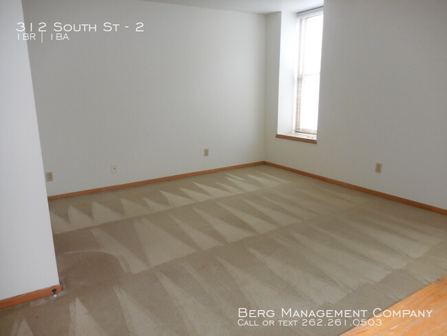 Building Photo - Townhouse Style Apartment one bedroom Down...