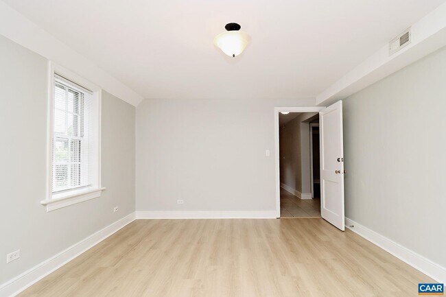Foto del edificio - 2412 Jefferson Park Ave
