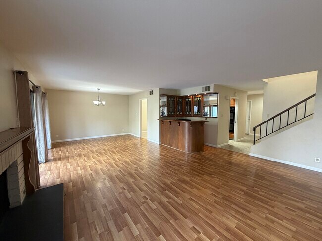 Foto del edificio - 5143 Oakdale Ct