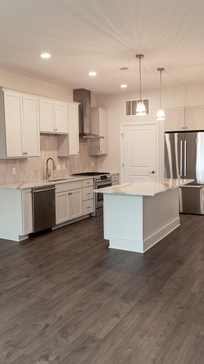 Building Photo - 6633 Dale Dr