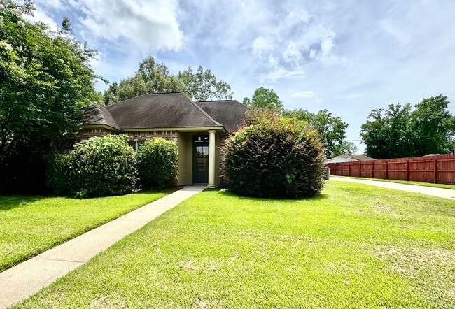 Photo - 3 Bed, 2 Bath in Worthington Lake House