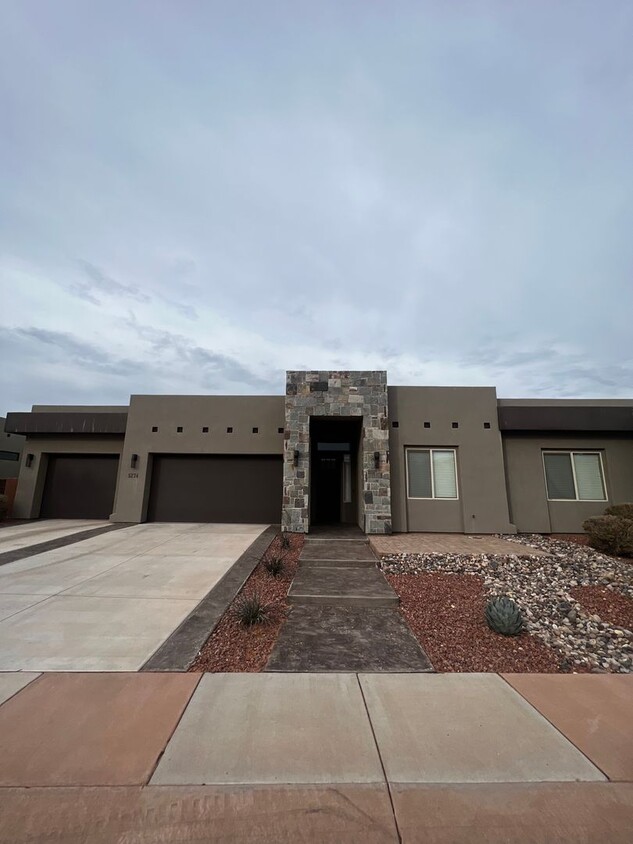 Primary Photo - NEW HOME NEXT TO SAND HOLLOW RESERVOIR!