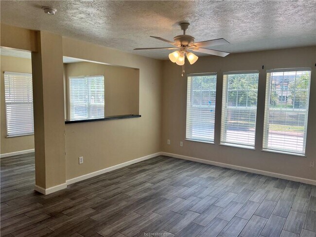 Building Photo - 1808 W Villa Maria Rd