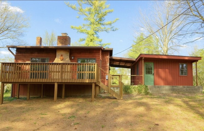 Building Photo - "Charming 2-Bedroom Retreat with Granite Touches and Hardwood Elegance in Hendersonville!"