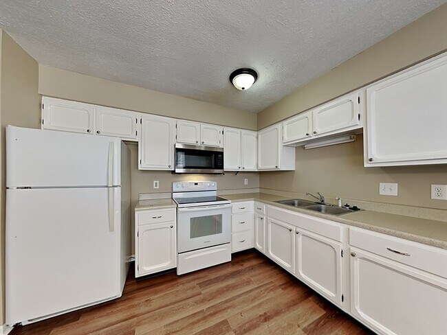 Building Photo - ADORABLE 3 bed 2 bath ranch home!