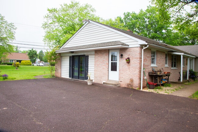 Parking and 2nd entrance - 2419 N Broad St