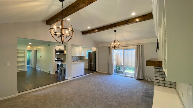 Building Photo - 711 Summit St