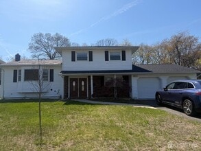 Building Photo - 13 Oakwood Dr