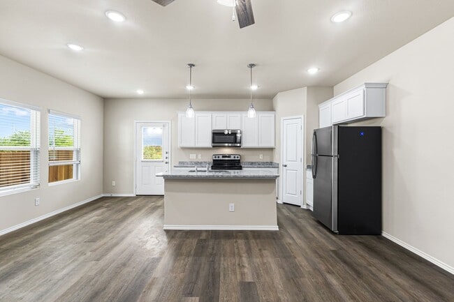 Building Photo - 158 Sai Mnr