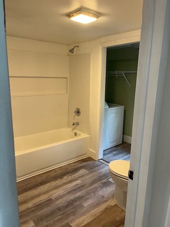 Foto del edificio - Charming 2-Bedroom Home Near Switchyard Park – Available August!