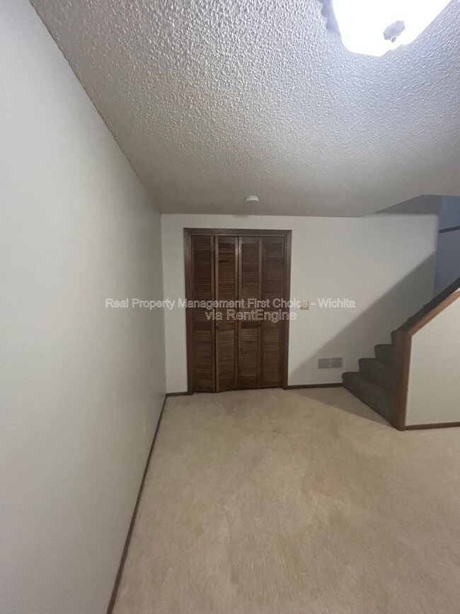 Building Photo - 2405 S Capri St