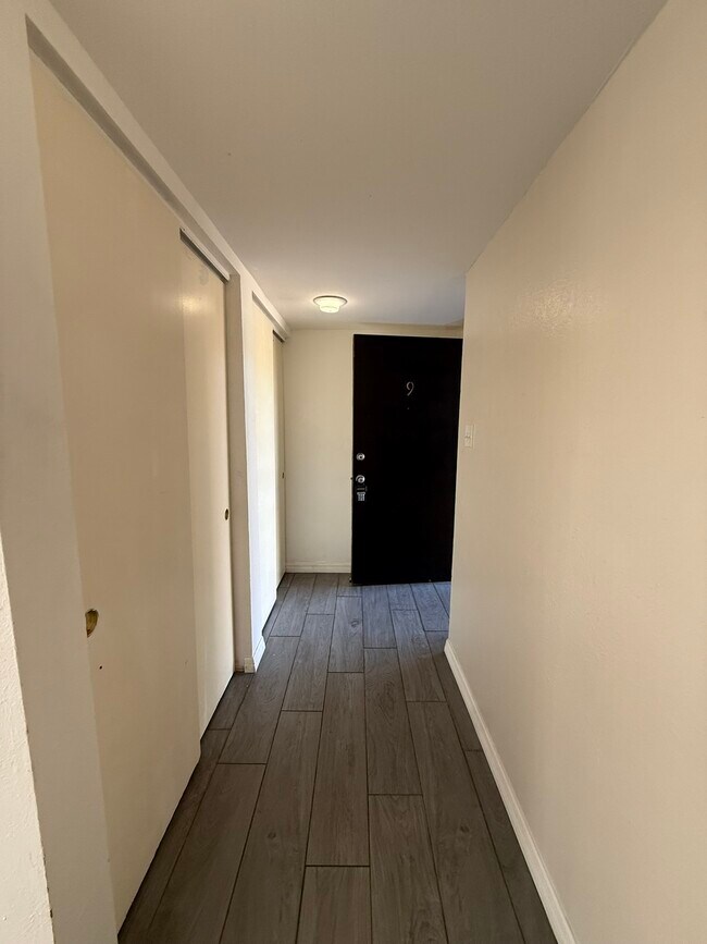 Foto del edificio - 1575 Greenlea Dr