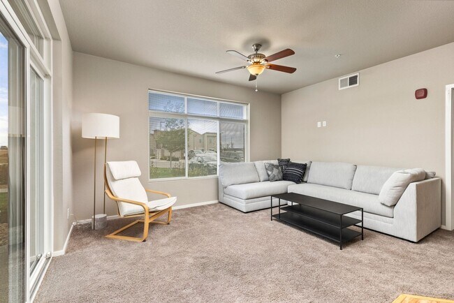 Foto del edificio - Clean and Modern Ground-Floor Condo with C...