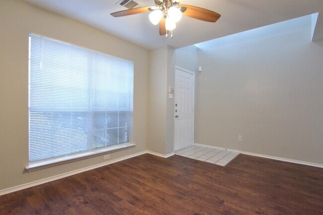 Building Photo - 901 Markham Ln