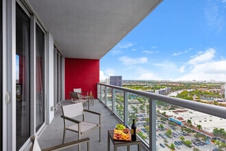 Building Photo - 2602 E Hallandale Beach Blvd