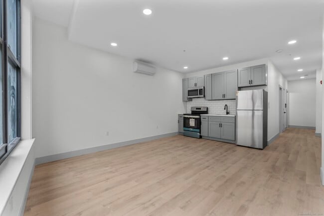 Building Photo - 111 Bank St