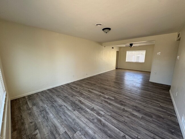 Building Photo - Spacious 4 bedroom 2 bath house with large...