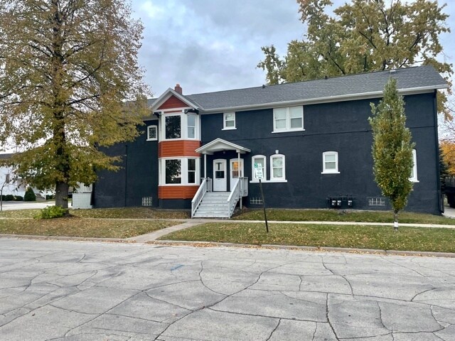 Building Photo - 700 Pine St