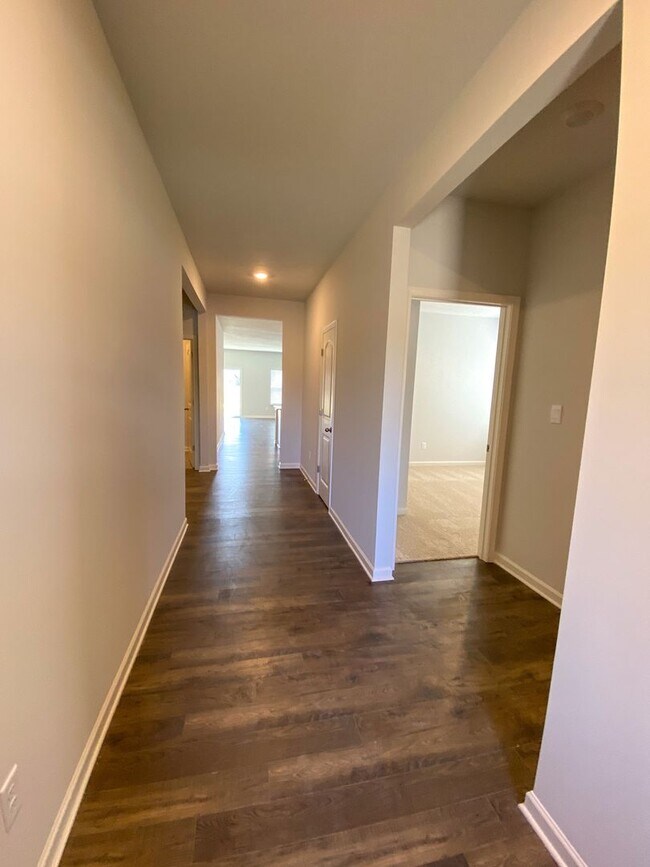 Foto del edificio - 4 bed 2 bath home built in 2023 in Somerville