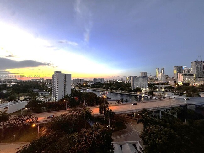 Foto del edificio - 10 SW South River Dr