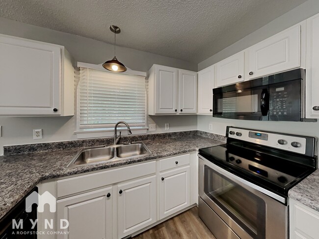 Building Photo - 405 Helleri Ct
