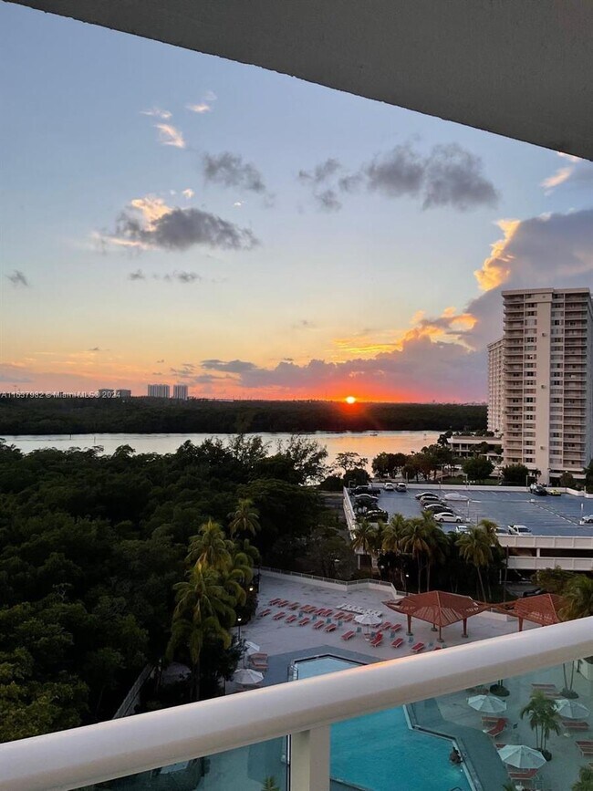 Foto del edificio - 100 Bayview Dr
