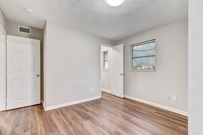 Building Photo - 3032 Dignan St