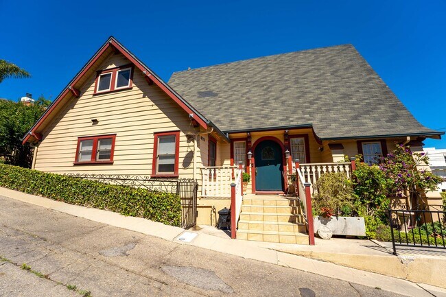 Building Photo - Historic Ventura Hillside Home!