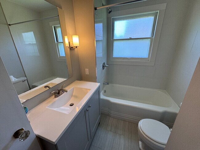 Baño - 505 E 64th St