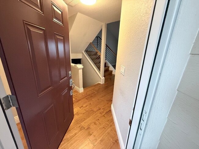 Foto del edificio - 533 Bustos Pl