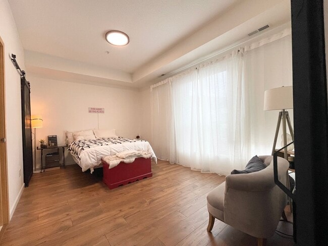 Building Photo - LIVE THE URBAN LIFESTYLE IN LUXURY! Availa...