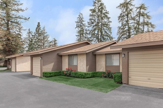 Camelot Square Apartment Apartments - Bakersfield, CA  